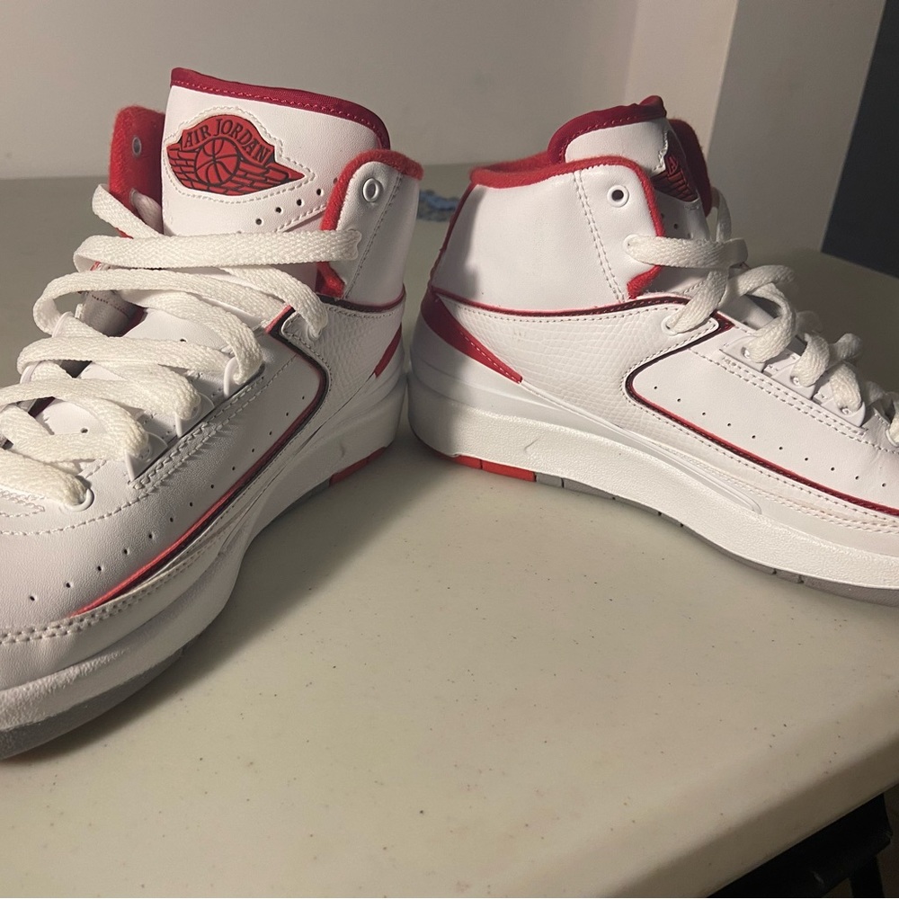 💫Air Jordan 2 Retro BG
💫 size 5.5 youth = 7 in women 
💫original box